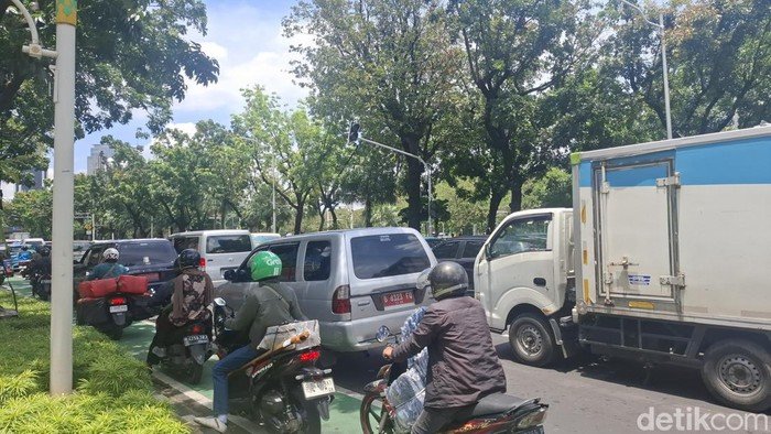 Demo Guru Tutup Jalan Medan Merdeka Selatan, Lalin Jakarta Pusat Macet!