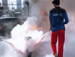 Ketika Motor Terbakar, Lalin di Jatiasih Bekasi Jadi Parah