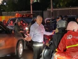 “Bule Berubah Menjadi ‘Pak Ogah’ di Tengah Macet Kemang, Apa yang Terjadi?”