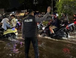 Banjir Tendean: Kapolsek Mampang Di Depan Barisan, Macet Berkepanjangan!
