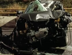 [Tragis! Mobil Tabrak Pembatas Jalan di Jakbar, Korban Terluka Parah]