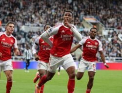 Pelatih Burnley, Scott Parker, Bantah Klaim Arsenal Hanya Bergantung pada Bola Mati