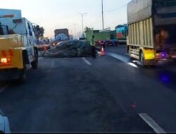 Darurat Lalin Padat di Tol JORR Km 17: Truk Terguling, Peringatan Kemanan Jalan Berbunyi!