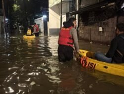 Kebakaran Hati Warga Pela Mampang, Banjir 1 Meter Malam Ini, Polisi Jadi Pahlawan