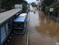TransJakarta dalam Krisis, Sejumlah Rute Terlambat karena Banjir dan Macet di Mana-mana