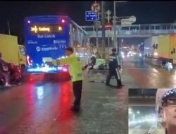 **Truk Amblas di Kosambi, Lalin Cengkareng Macet Parah Jelang Tengah Malam**