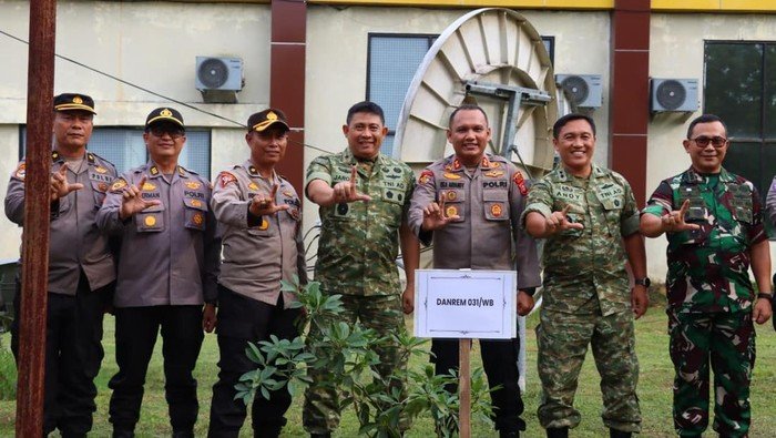 Dukung Lingkungan, Danrem Wira Bima Tanam Pohon di Polres Siak: Contoh Peduli Generasi Muda!