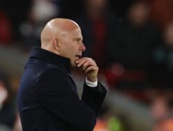 “Slot Tidak Layak Dipecat, Kata Gerrard: Klub Ini Butuh Strategi Baru!”