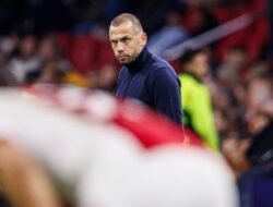 “Mantan Asisten Arne Slot Dipecat Gara-gara Timnya Bapuk: Skandal yang Guncang Dunia Bola”