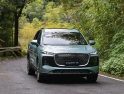 Lepas L8 vs Chery Tiggo 8 CSH: Platform Baru yang Menjanjikan Performa Hebat!