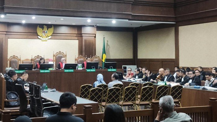 Eks Pejabat Kemnaker Dikabarkan Berikan Uang ke Terdakwa TKA: Apakah Ini Penghormatan atau Dugaan Penyuapan?