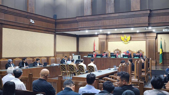 Eks Dirut Pertamina Dkk: 14-16 Tahun Bui atau Kebebasan?