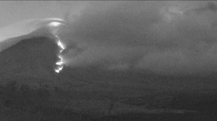 Dua kali Erupsi Semeru Malam Ini, Awan Panas 4 Km Mengancam, Apa yang Terjadi?