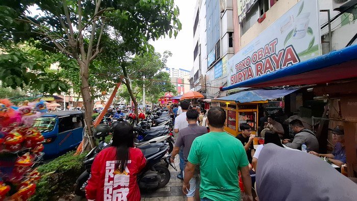 Trotoar Glodok, Antara Kebutuhan dan Keresekan: Warga Minta Tindakan!