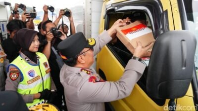Tinjau Rest Area KM 57 Tol Japek, Wakapolri Hadiahkan Bingkisan untuk Pemudik Berprestasi
