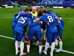 **Wasit Ngapain sih di Tengah Kerumunan Pemain Chelsea?!!**