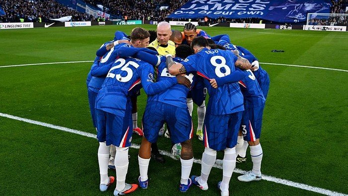 **Wasit Ngapain sih di Tengah Kerumunan Pemain Chelsea?!!**