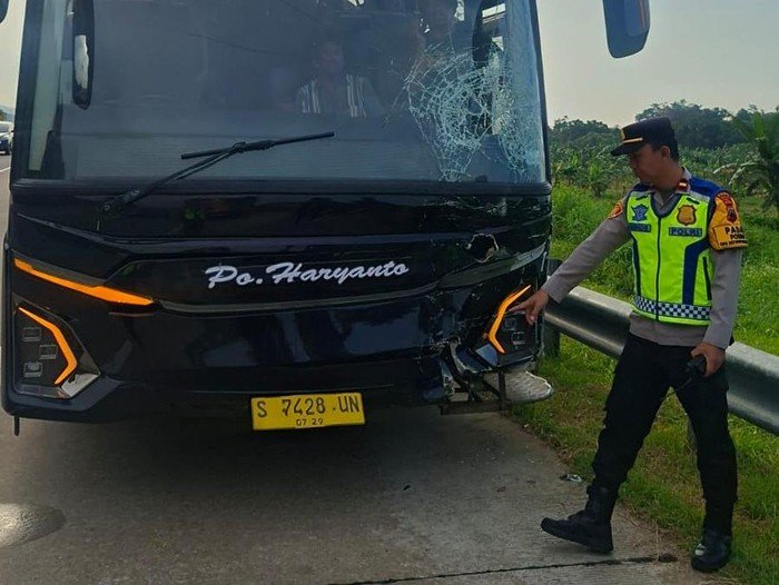 **Tragedi Tol Batang: Bus Seruduk 5 Mobil Pemudik, Nyawa Selamat!**