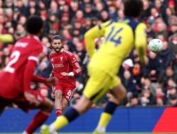 Liverpool Menghancurkan Rintangan Tottenham Hotspur dengan Skor 1-0 di Babak Pertama: Apakah Ini Peringatan untuk Para Pesaing?
