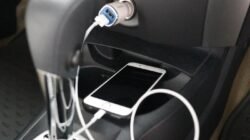 Benarkah Ngecas HP di Mobil dengan Power Output Aki Memicu Aki Soak? Fakta dari Ahli Auto2000.
