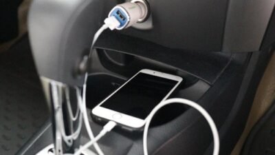 Benarkah Ngecas HP di Mobil dengan Power Output Aki Memicu Aki Soak? Fakta dari Ahli Auto2000.