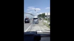 Viral Detik-detik Avanza Nabrak Guardrail, Besi Pembatas Nembus Bodi Mobil, Menyisakan Pertanyaan Besar!