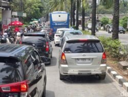 “Lalin Menuju Ragunan Macet di H+2 Lebaran, Antrean Kendaraan Mengular: Warga Terpaksa Berlama-lama di Jalan”