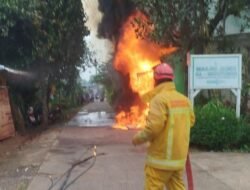 **Kebakaran Menerjang Warung Kelontong Bogor, Pemilik Terluka Akibat Api**