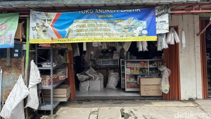 Naiknya Harga Plastik, Pedagang Bekasi Rela Cuan Tipis demi Tetap Laris