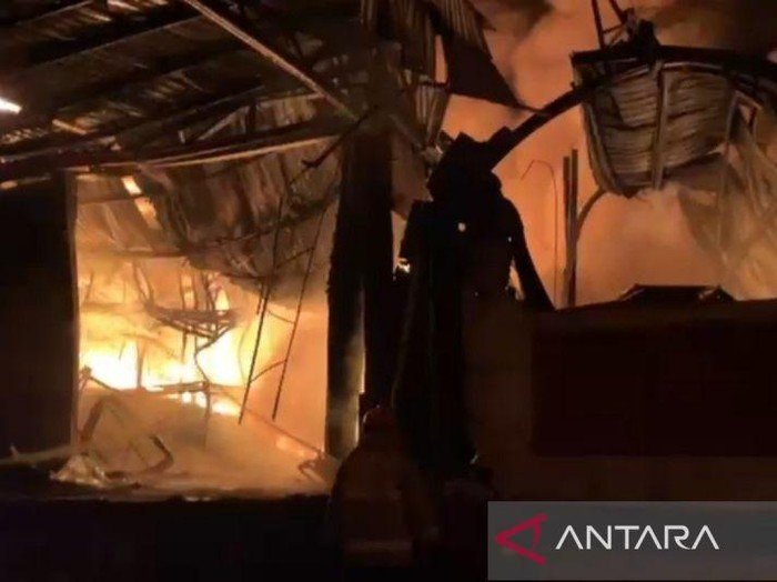 Api Menerjang, 7 Jam Tanpa Korban: Pabrik Terpal Bogor Berhasil Dilenyapkan
