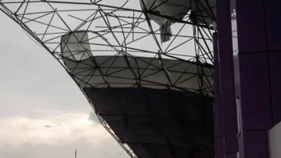 [Angin Puting Beliung Nyatakan Perang, Atap Stadion & Pohon Tumbang di Tangerang]